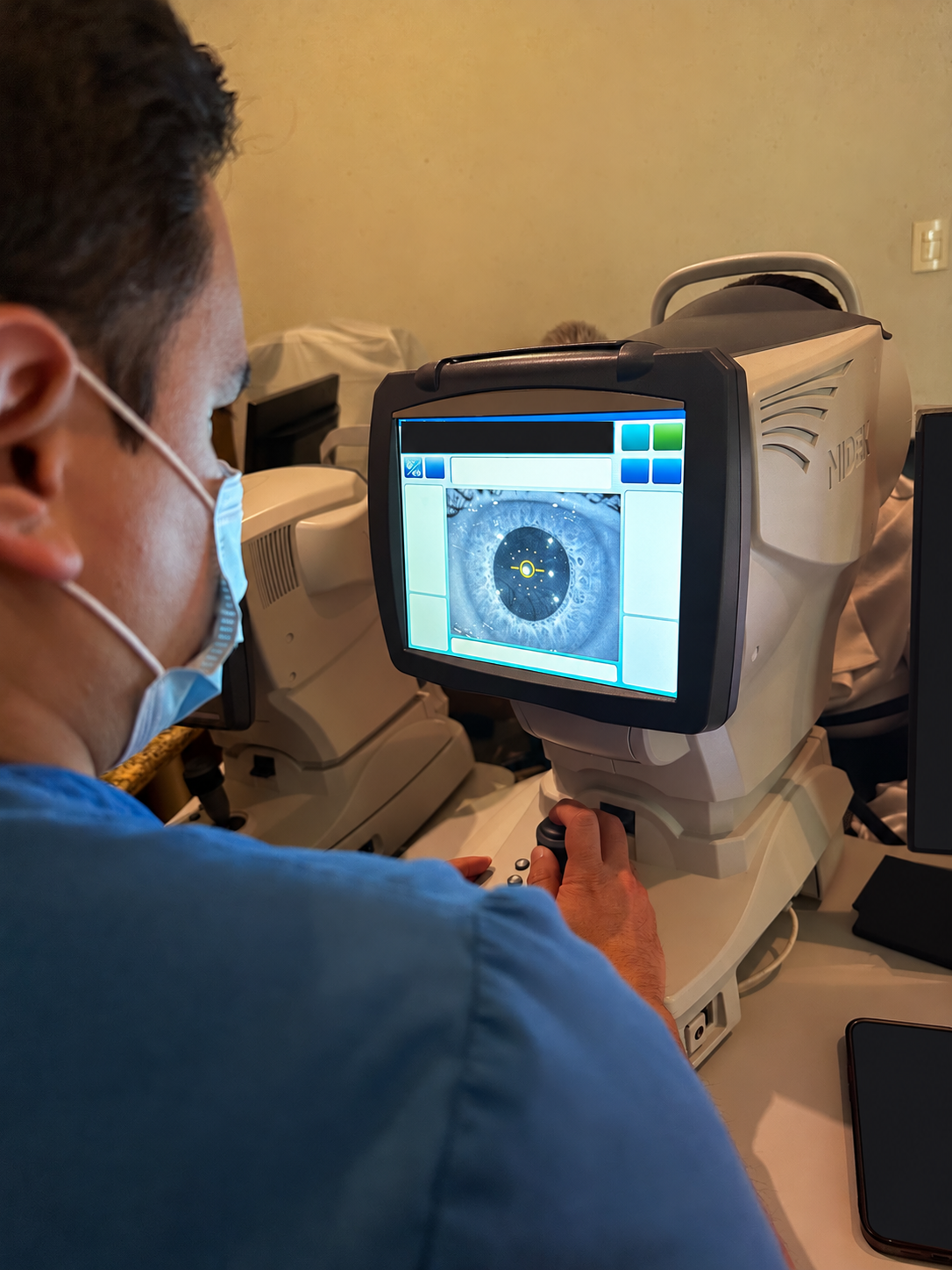 Evaluación ocular con equipo de diagnóstico
