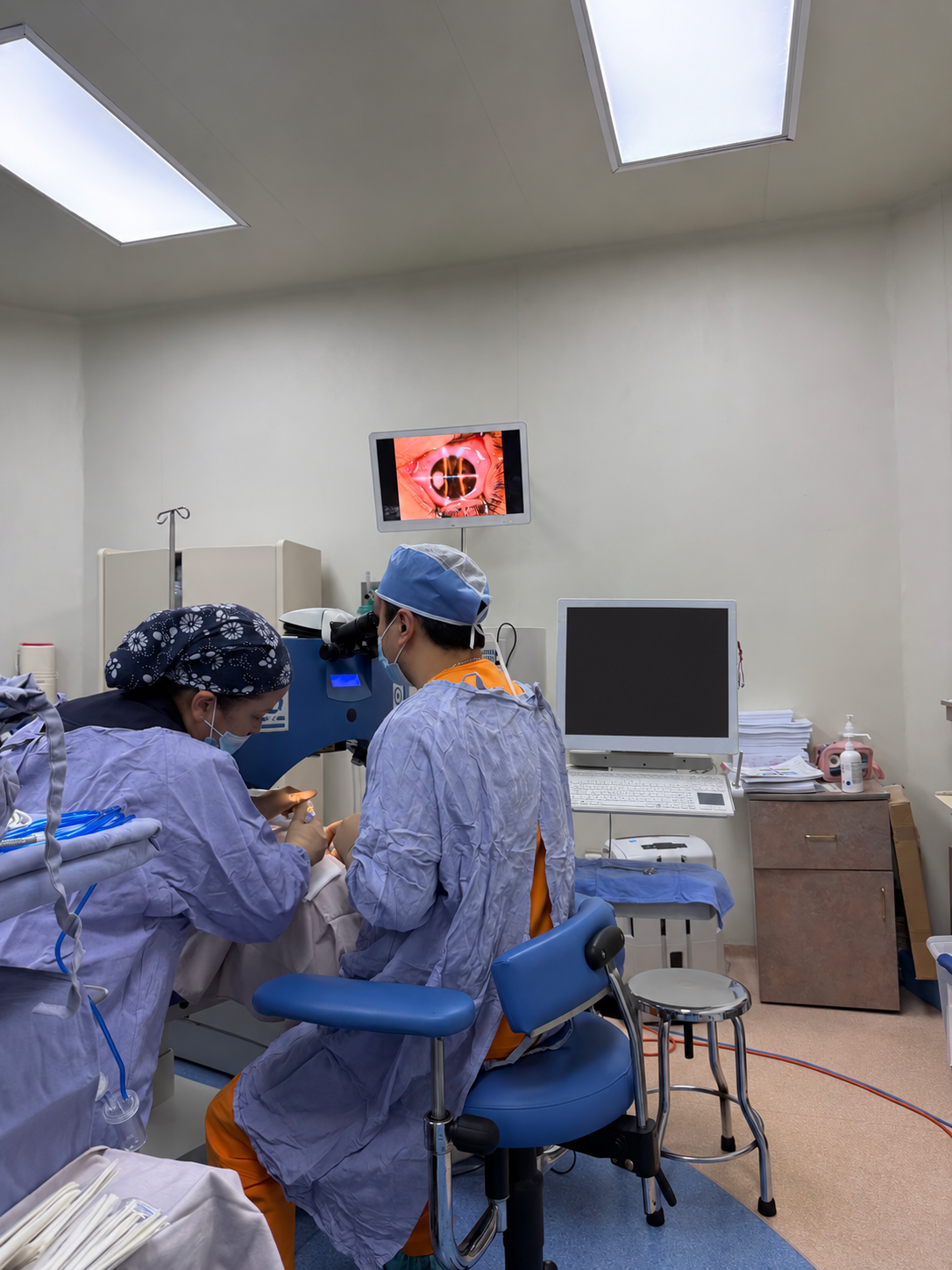 Equipo quirúrgico durante la etapa de tratamiento con láser excímer